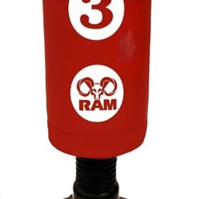 RAM C Bokspaal met Scoring Zones - Rood Detailopname van het witte RAM Fighting Gear logo op de rode bokspaal