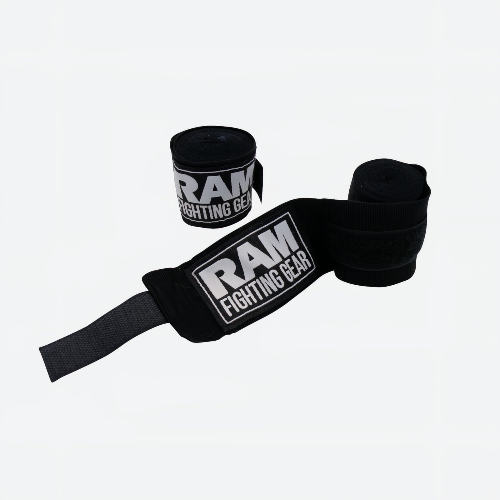 RAM Boksbandages Zwart 450 cm Close-up van het merklogo op de 450 cm lange zwarte boksbandages