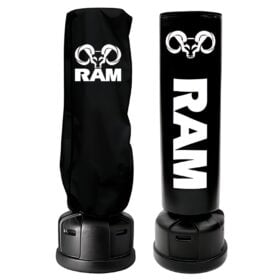 RAM Bokspaal / Dummy Beschermhoes - Waterdicht & UV-bestendig Weergave van een bokspaal naast een bokspaal met de RAM logo beschermhoes