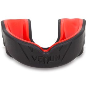 Zwart rode gebitsbeschermer van Venum challenger.