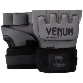 Grijs zwarte binnenhandschoenen met gel en bandages van Venum.