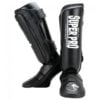 Zwart witte scheenbeschermers van Super Pro Combat Gear, de Protector.