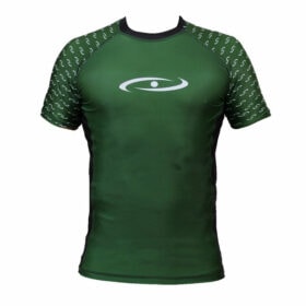 Een groen Legend Sports rashguard / compressieshirt met korte mouwen voor dames en heren.