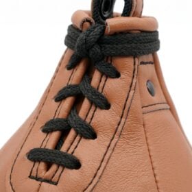 Close-up van de stevige lederen ophanglus en vetering van de bruine speedball