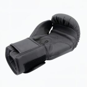 RAM 'No Mercy' Bokshandschoenen Mat Zwart Liggend aanzicht van de RAM No Mercy bokshandschoenen mat zwart