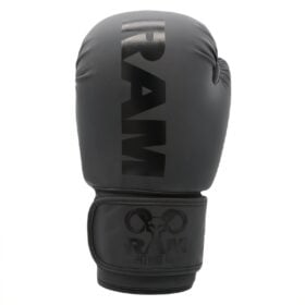 RAM 'No Mercy' Bokshandschoenen Mat Zwart Vooraanzicht van het No Mercy logo op de RAM bokshandschoen