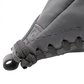 Detailopname van de zwarte vetersluiting en stiksels