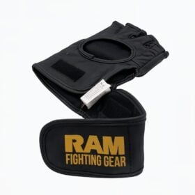 Close-up van de klittenbandsluiting op de lederen MMA handschoen