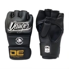Een paar mma handschoenen van Danger.
