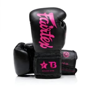 Vooraanzicht van zwart roze Fairtex bokshandschoenen, eentje staand en eentje liggend, de fxb-bg v2.