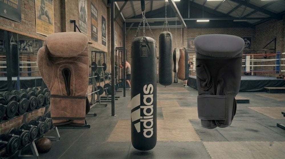 Bokshandschoenen vs. Zakhandschoenen: De ultieme vergelijking Een blog over de vergelijking tussen bokshandschoenen en zakhandschoenen.