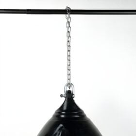 RAM Waterpro XL Deluxe Bullet Aquabag Zwart 75x35 cm RAM Aquabag hangend aan een bokszakstang met de meegeleverde ketting