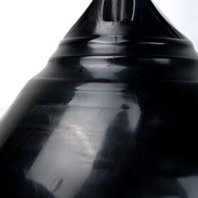 RAM Waterpro XL Deluxe Bullet Aquabag Zwart 75x35 cm Close-up van het duurzame zwarte vinyl materiaal van de RAM Aquabag