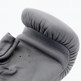 Close-up van de padding en stiksels van de leren RAM Elite Deluxe bokshandschoenen