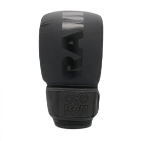 Vooraanzicht van de RAM Elite Deluxe bokshandschoen met RAM logo op de pols