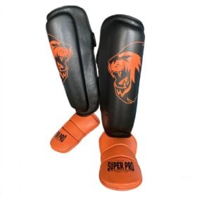 Super Pro Combat Gear Nations Holland scheenbeschermers in zwart en oranje met leeuwenopdruk.