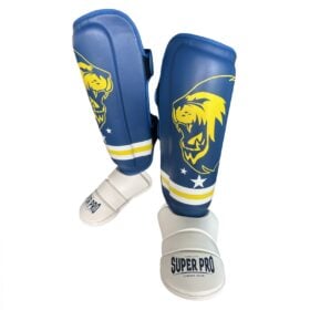 Super Pro Combat Gear Nations Curacao scheenbeschermers in het blauw met leeuwenopdruk.