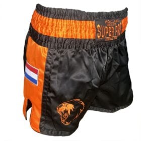 Zwart-oranje Super Pro Nations Holland kickboksbroekje met Nederlandse vlag en leeuwenprint.