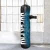 Bokshandschoen raakt de zwarte Super Pro water air punchbag tijdens een stoot