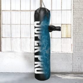 Bokshandschoen raakt de zwarte Super Pro water air punchbag tijdens een stoot