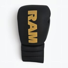 Bovenaanzicht van de RAM Legendary bokshandschoenen met het gouden RAM logo