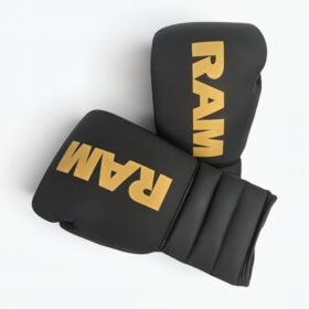 Twee RAM Legendary bokshandschoenen over elkaar heen gelegd