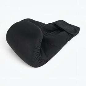 Zijaanzicht van de ergonomische vuistvorming van de RAM Legendary bokshandschoenen