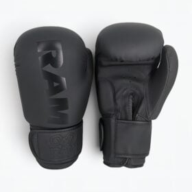 Volledig paar RAM No Mercy kickbokshandschoenen mat zwart overzichtelijk naast elkaar gepresenteerd